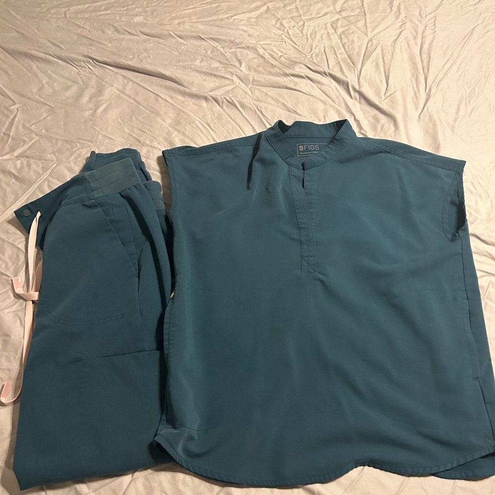 Figs Caribbean blue Rafael top and Zamora joggers